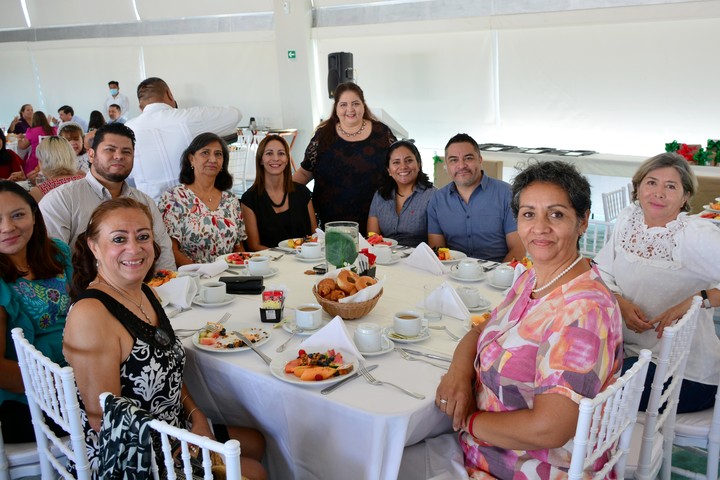 Festeja la Unicaribe a sus docentes  mejorando sus condiciones laborales