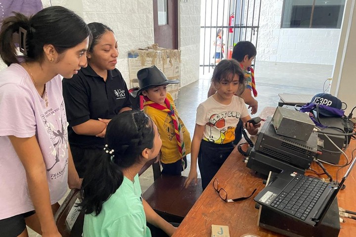 Estudiantes de la Universidad del Caribe comparten conocimientos con los Scouts de Q.Roo